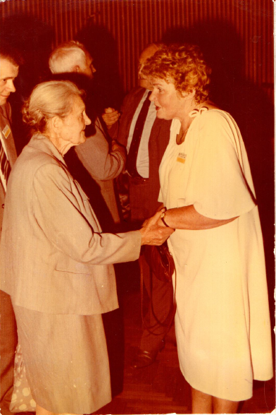 Elegancka starsza pani i elegancka pani w średnim wieku podające sobie ręce.